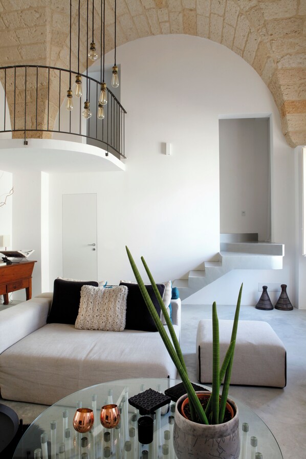 Una Smart TV, una chimenea