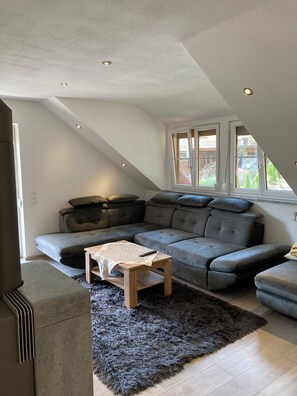 Smart-TV, Kamin, DVD-Player, Bücher