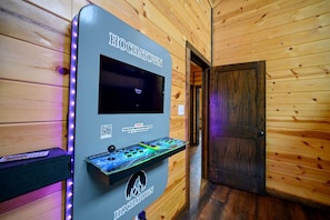 Eine Spielkonsole mit Bildschirm und Tasten, einem QR-Code und einem Schild mit der Aufschrift 'HOCHATOWN'.