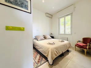 2 bedrooms, iron/ironing board, bed sheets