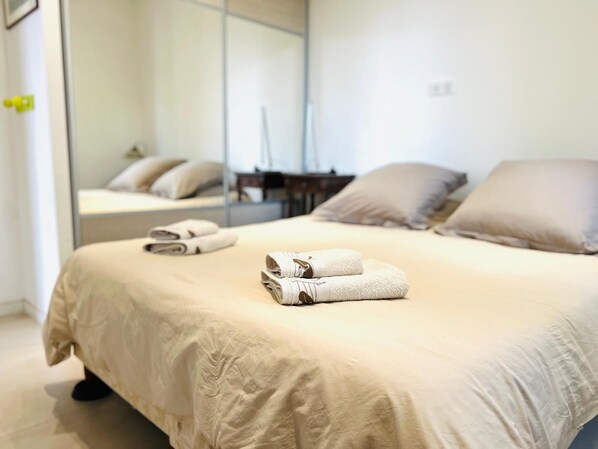 2 bedrooms, iron/ironing board, bed sheets