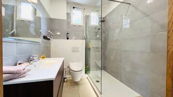 Shower, eco-friendly toiletries, hair dryer, towels