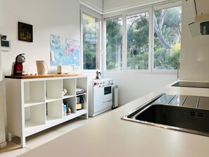 Réfrigérateur, micro-ondes, four, plaque de cuisson