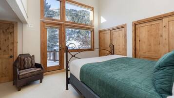 3 habitaciones, escritorio y tabla de planchar con plancha