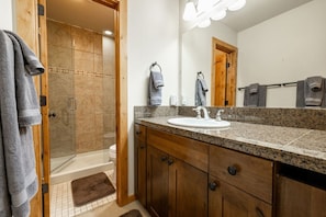 Hair dryer, towels - Spacious Home Base! Hot Tub, Fire Pit, Sleeps 10 (Avon)