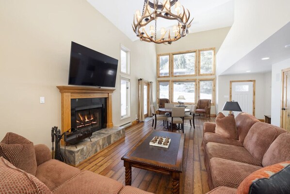 Smart-tv en een open haard