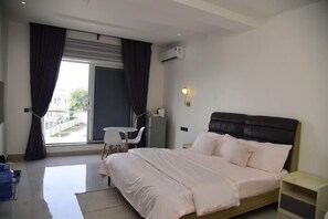 Appartement Junior, balcon, vue sur la ville | 1 chambre, bureau, espace de travail pour ordinateurs portables