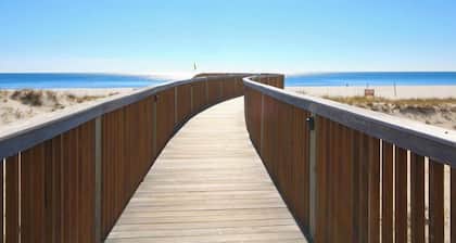 The Beach Club Condo in Luxury Resort w. Pools, Pickleball, Gym + More