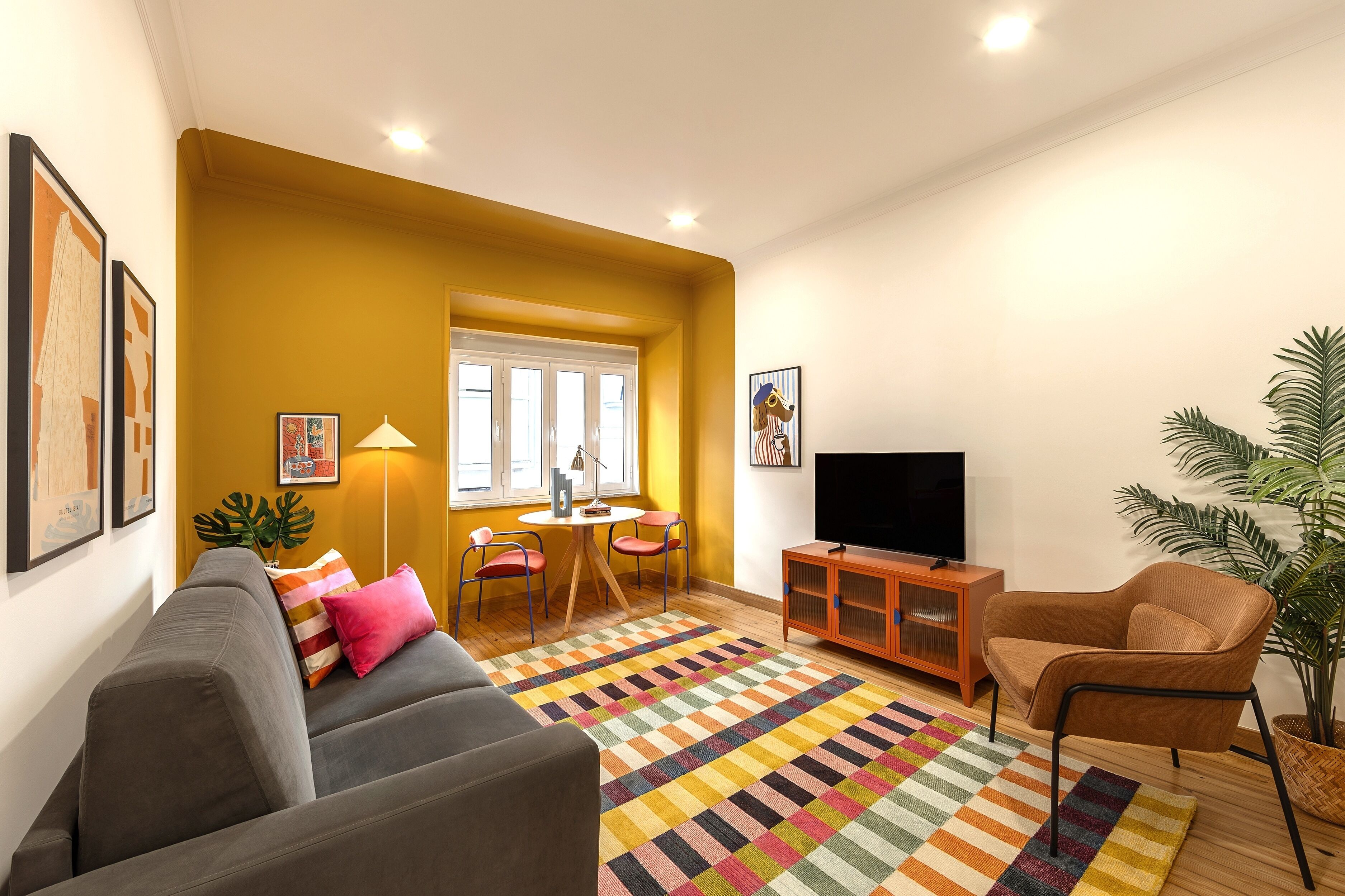 Una Smart TV, libros, una pantalla de ordenador