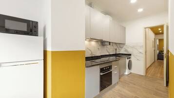 Frigorífico, microondas, horno y placa de cocina