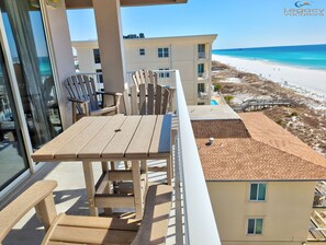 Outdoor dining - Island Princess #700 - 3bd Beachfront Top-Floor Condo - Free Beach Service! (Fort Walton Beach)