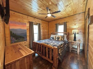 3 bedrooms, free WiFi, bed sheets - A Bear's Cave: Cozy 3BR cabin in Bryson City, perfect for family getaways. (Bryson City)