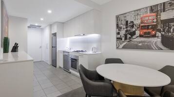 Full-size fridge, microwave, oven, dishwasher