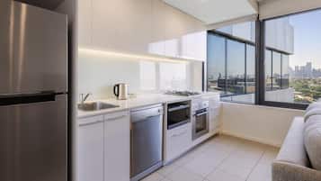 Lemari es besar, microwave, oven, dan mesin pencuci piring