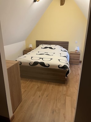 2 habitaciones, tabla de planchar con plancha, cuna de viaje y wifi 