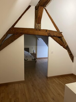 2 slaapkamers, een strijkplank/strijkijzer, reisbedje, wifi