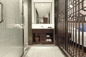 Dusche, kostenlose Toilettenartikel, Haartrockner, Hausschuhe
