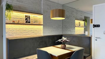Comfort-Apartment, Veranda, Stadtblick | Esszimmer