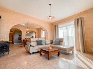 TV, fireplace - Villa Fieldend - Holiday Home (Gharb)