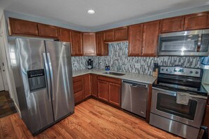 Geladeira, micro-ondas, fogão, cooktop