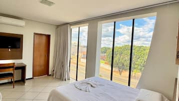 Chambre, vue ville | 1 chambre, literie de qualité supérieure, surmatelas, bureau