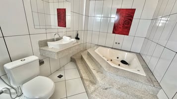 Suite estudio | Baño | Amenidades de baño gratuitas, secadora de cabello, toallas, jabón