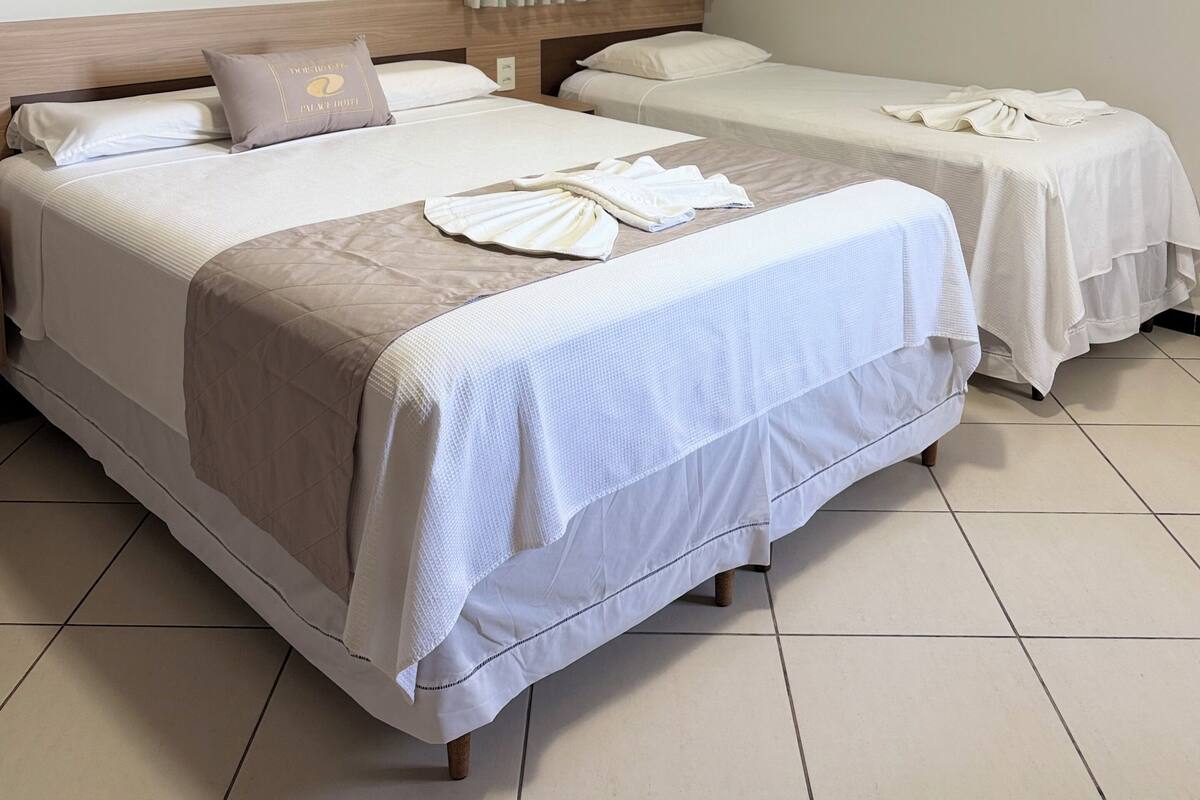 Phòng 4 tiện nghi đơn giản | Bộ đồ giường cao cấp, nệm có lớp đệm bông, bàn 