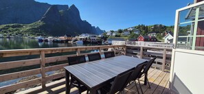 Deluxe Cabin no.4, 4 Bedrooms, Mountain View | Terrass/Patio