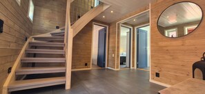 Deluxe Cabin no.4, 4 Bedrooms, Mountain View | Oppholdsområde | TV, peis og oppvarmet gulv