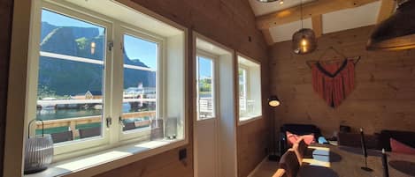 Deluxe Cabin no.4, 4 Bedrooms, Mountain View | 4 soveværelser, gratis Wi-Fi