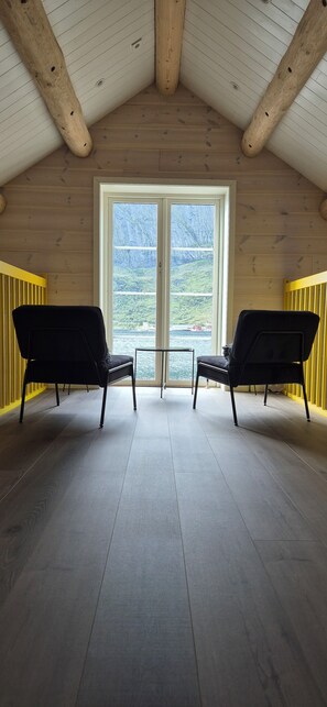 Deluxe Cabin no.2, 4 Bedrooms, Mountain View | Vardagsrum | Tv, eldstad och golvvärme