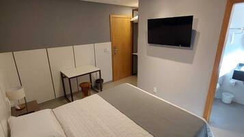 Quarto triplo conforto, ar-condicionado | Frigobar, espaço de trabalho para notebook, cortinas blackout