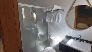 Quarto triplo conforto, ar-condicionado | Banheiro | Chuveiro, produtos de toalete grátis