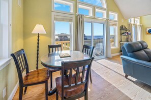 Smart TV, books - SemiSoundfront Dog Friendly w/ Pool, Elevator, Hot Tub, Tiki Bar, Cmty Boat Ramp (Salvo)