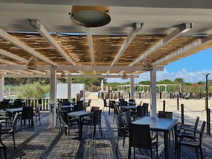 Quầy bar trên bãi biển