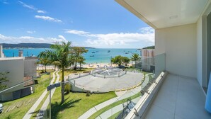 Un balcone con vista sulla spiaggia e sulle barche.