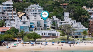 Un hotel sulla costa con diversi edifici, una spiaggia e un cartello che indica 'BOAVISTA'.