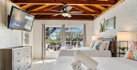 1 bedroom, iron/ironing board, free WiFi, bed sheets. LakeTravis Bungalow 1