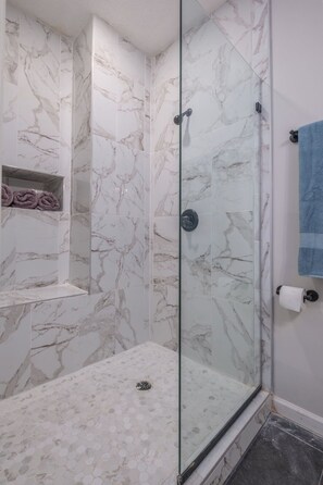 Dusche, Haartrockner, Handtücher, Seife