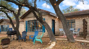 Outdoor dining - Steps to Lake Travis ✦ Waterpark, Slides & Pools ✦ Patio, Firepit & Grill (Volente)