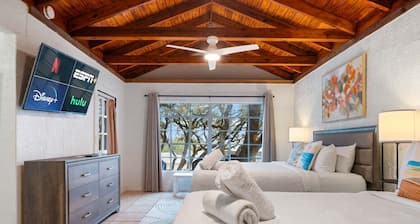 Steps to Lake Travis ✦ Waterpark, Slides & Pools ✦ Patio, Firepit & Grill