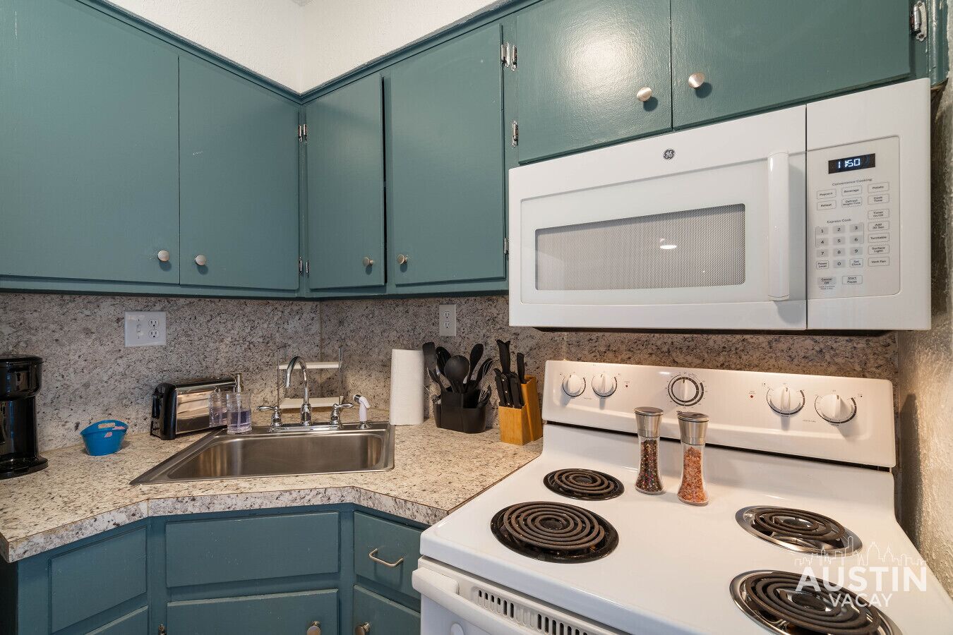 Refrigerador, microondas, parrilla de estufa y cafetera y tetera 