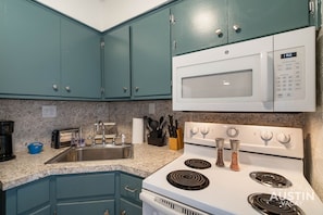 Fridge, microwave, stovetop, coffee/tea maker - Steps to Lake Travis ✦ Waterpark, Slides & Pools ✦ Patio, Firepit & Grill (Volente)