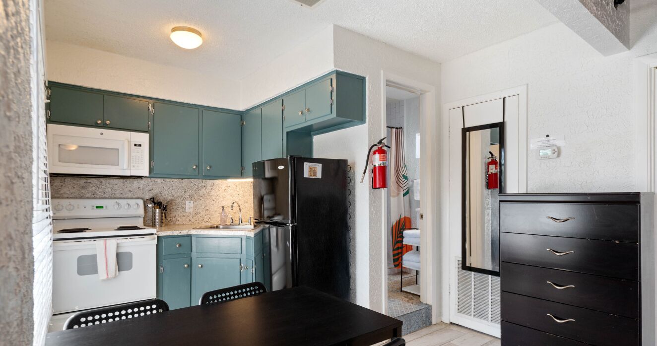 Refrigerador, microondas, parrilla de estufa y cafetera y tetera 