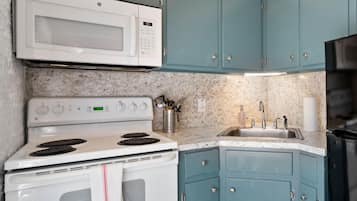 Refrigerador, microondas, parrilla de estufa y cafetera y tetera