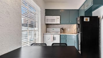 Réfrigérateur, four à micro-ondes, surface de cuisson, cafetière-théière