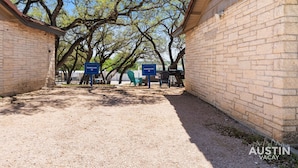 Een omheind gebied met twee borden waarop 'BUNGALOW #3' en 'BUNGALOW #2' staan, wat duidt op afzonderlijke accommodaties.
