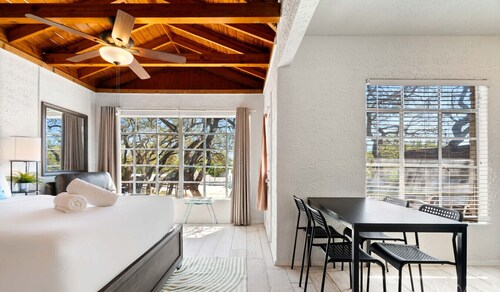 LakeTravis Bungalow 2