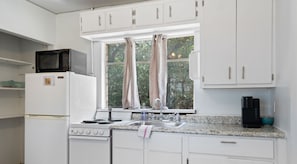 Refrigerador, microondas, parrilla de estufa y cafetera y tetera 
