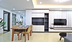 Desk, laptop workspace, soundproofing, free WiFi - Luxe Paradise Residence Xuan La (Hanoi)